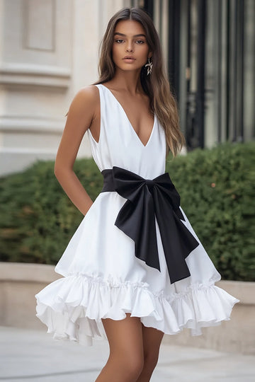 Robe courte de graduation à volants en satin noir et blanc à volants avec noeud